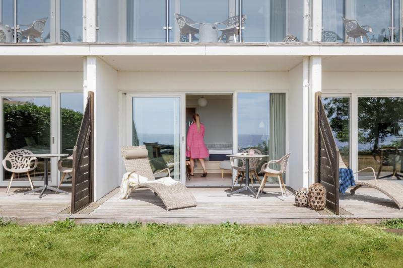 Double Room with Balcony or Terrace and Sea View image 4