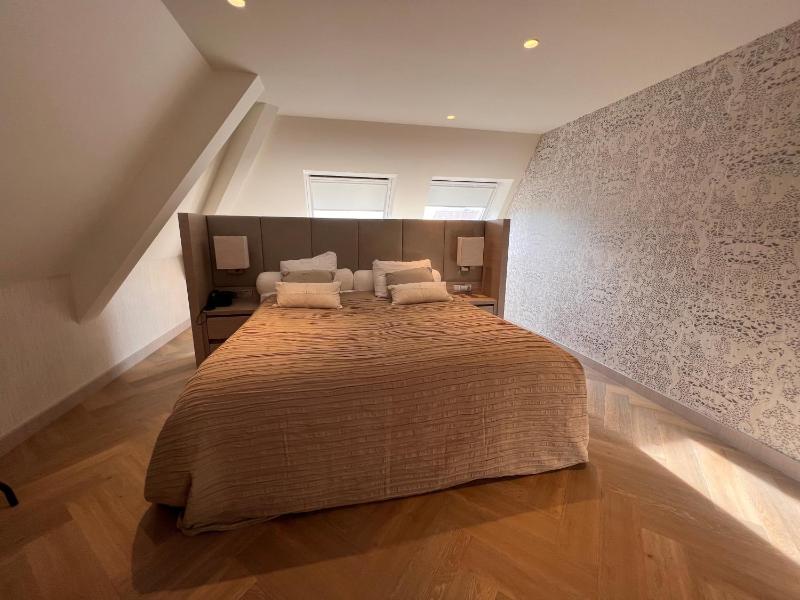 Suite with Hot Tub image 4