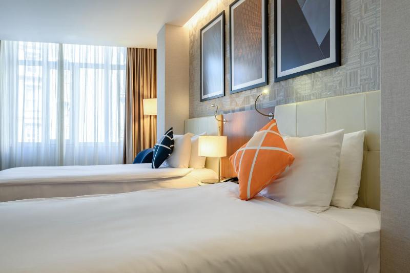 Standard Twin Room with City View image 3