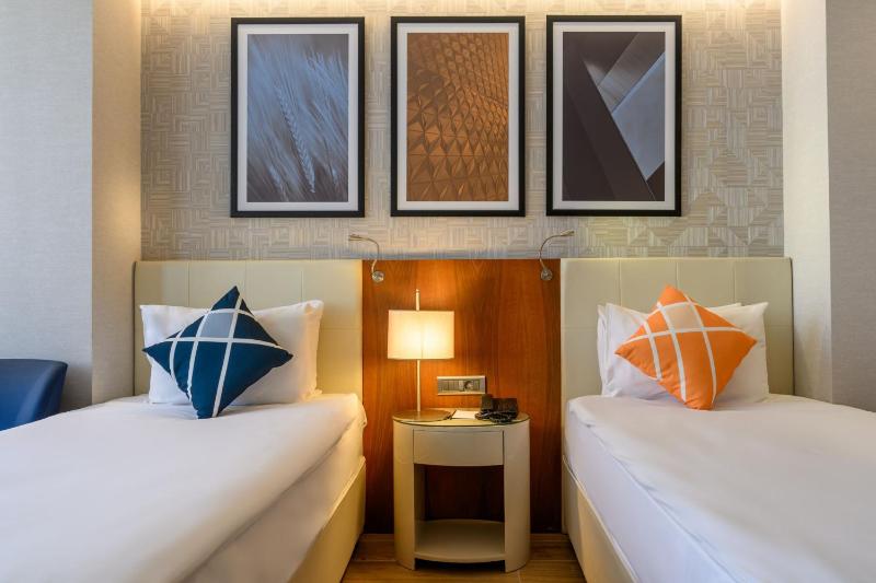 Standard Twin Room with City View image 2