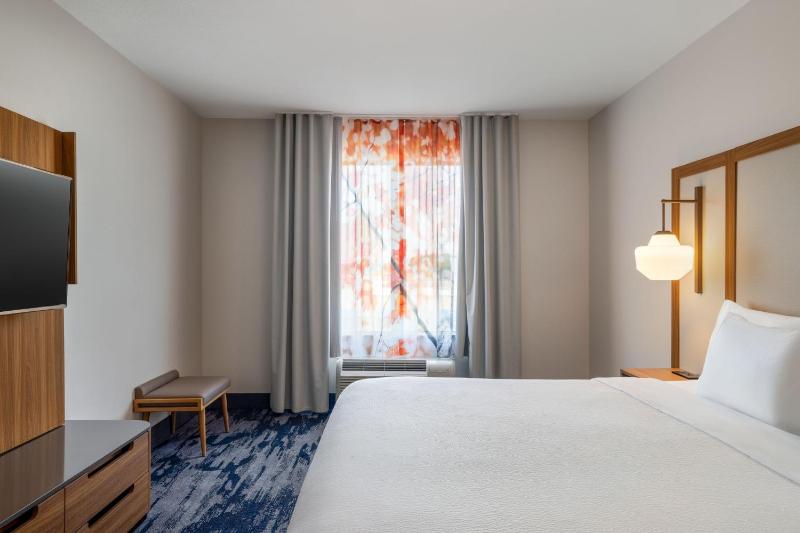 Standard King Room image 3