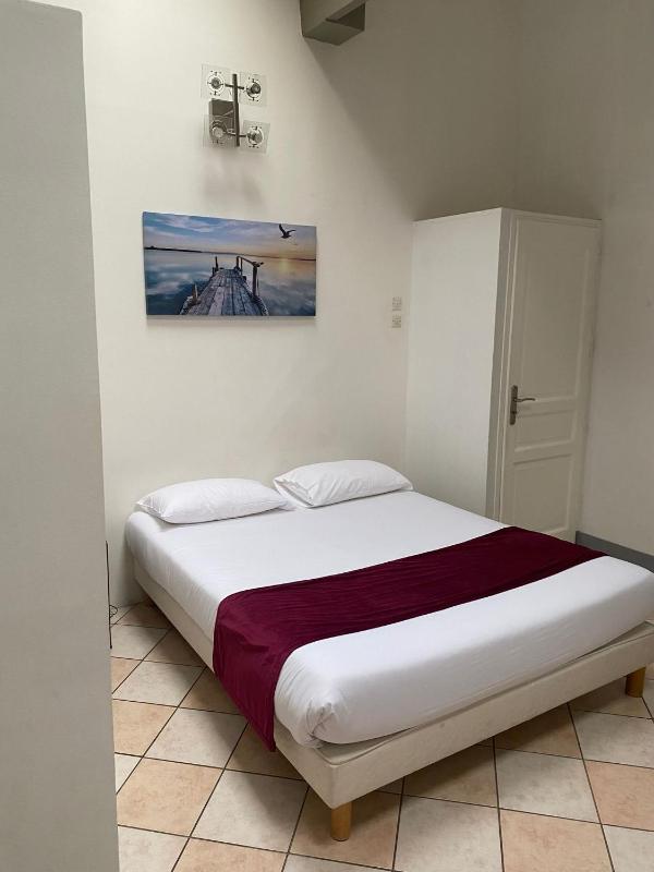 Studio (3 Adults) image 3