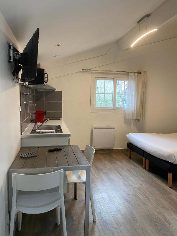 Studio with Shower (2 Adults) image 3