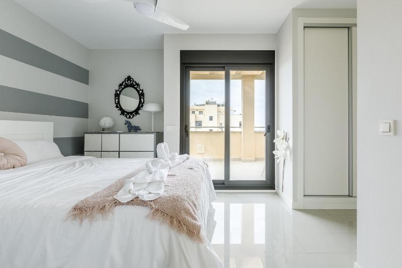 A&N Luxury Penthouse with Panoramic Terrace & Pool - image 9