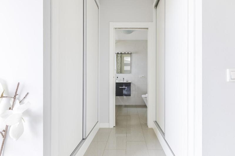 A&N Luxury Penthouse with Panoramic Terrace & Pool - image 33