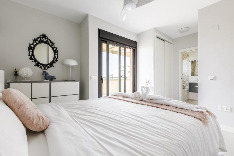 A&N Luxury Penthouse with Panoramic Terrace & Pool - image 26