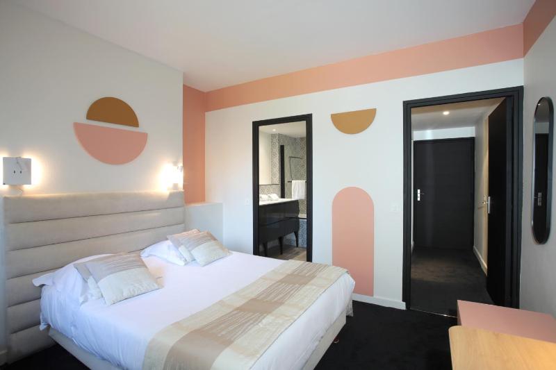 Classic Double Room image 2