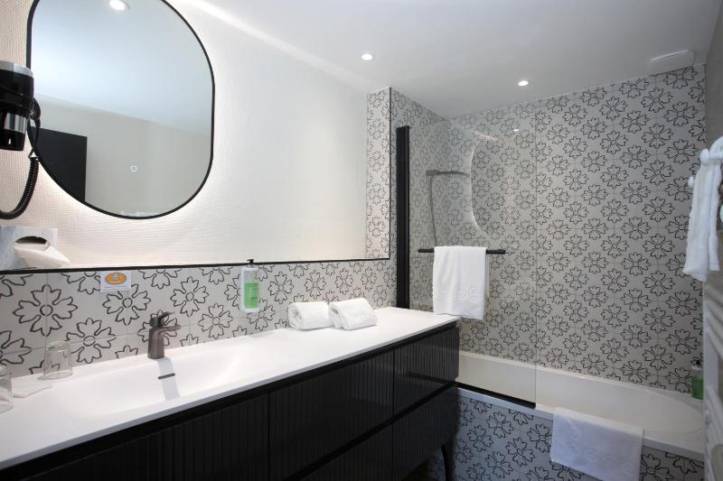 Classic Double Room image 3