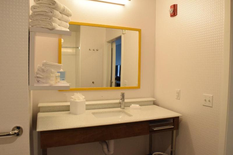 Queen Room with Two Queen Beds (4 Adults) image 2