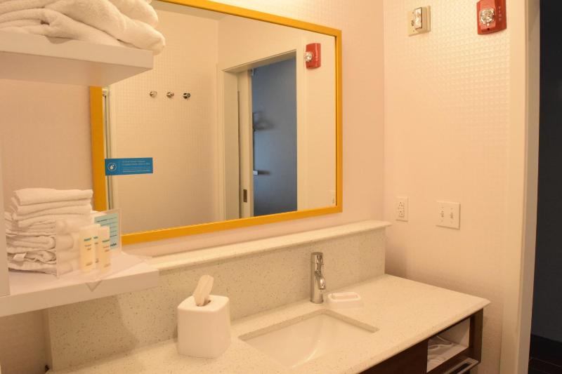 Queen Room with Two Queen Beds (4 Adults) image 4