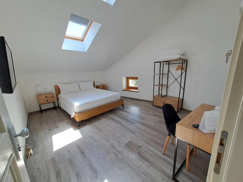 Double Room image 4