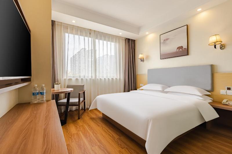 Deluxe Queen Room image 1