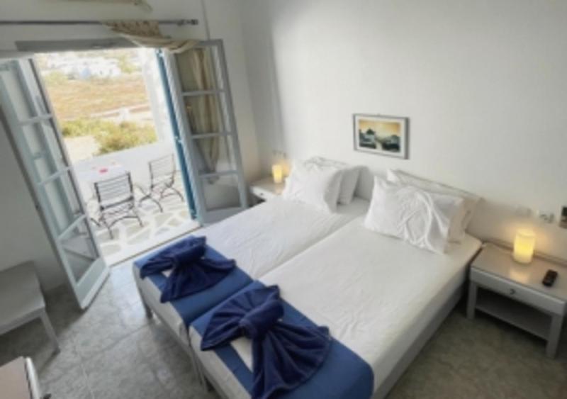 Standard Twin Room image 4
