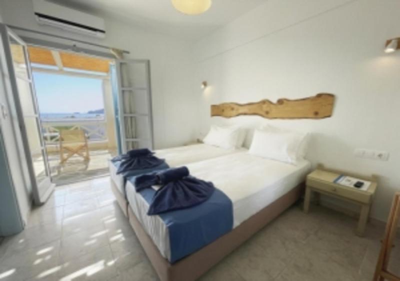 Double or Twin Room with Sea View image 2