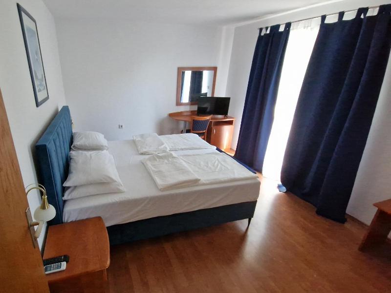 Double Room with Balcony and Garden View image 1