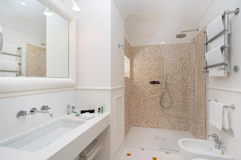 Superior Double Room with Sea View image 4