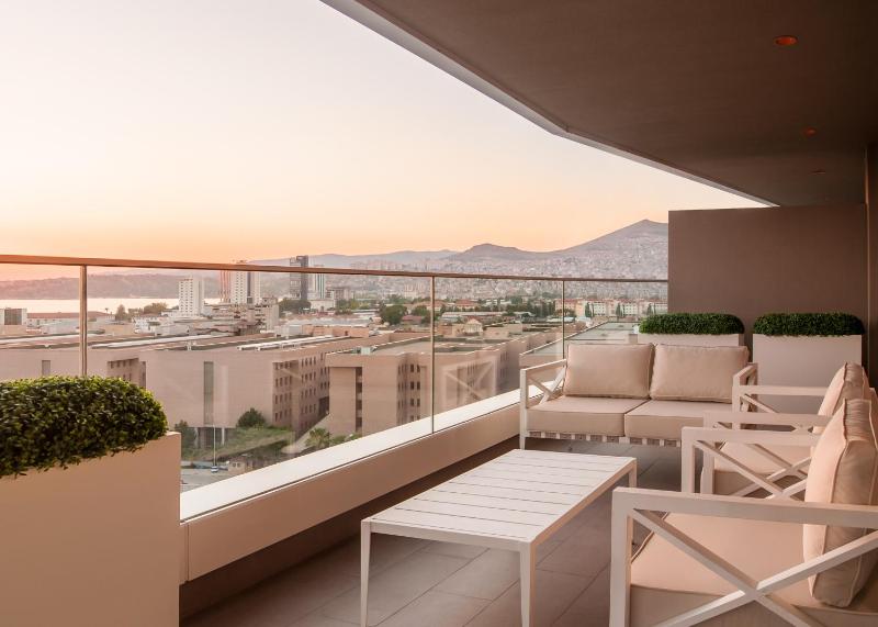 Deluxe Double Room with Sea View image 4