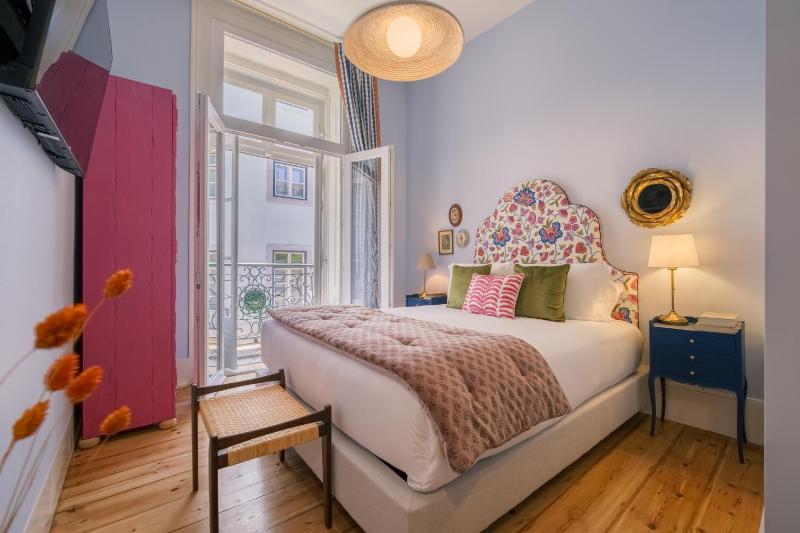 Junior Suite with Balcony image 1