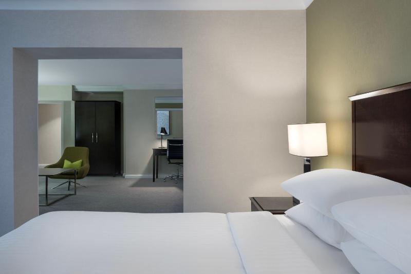 One Bedroom Suite- Executive Lounge Access image 4