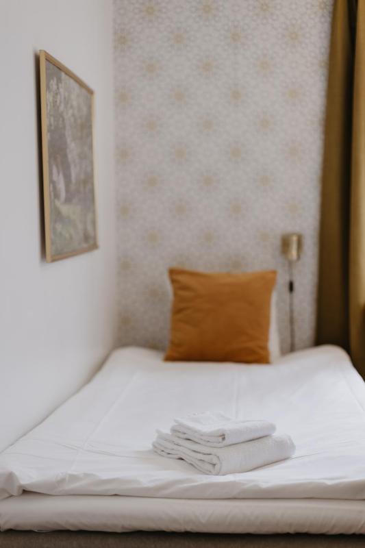 Twin Room image 4
