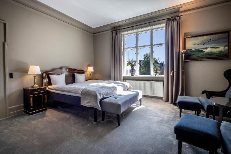 Royal Standard Deluxe Room image 3