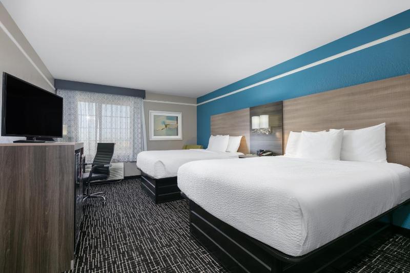 Deluxe Queen Room with Two Queen Beds image 4