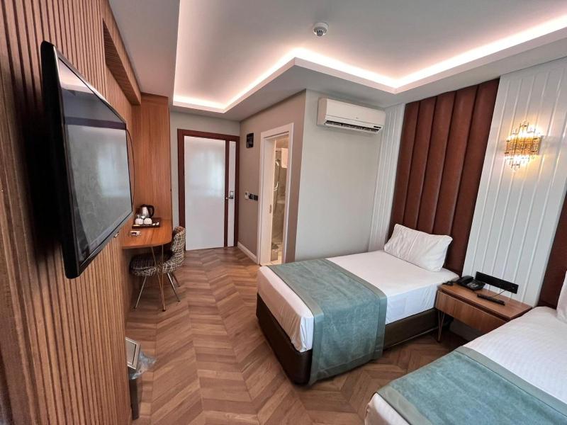 Deluxe Double Room image 2