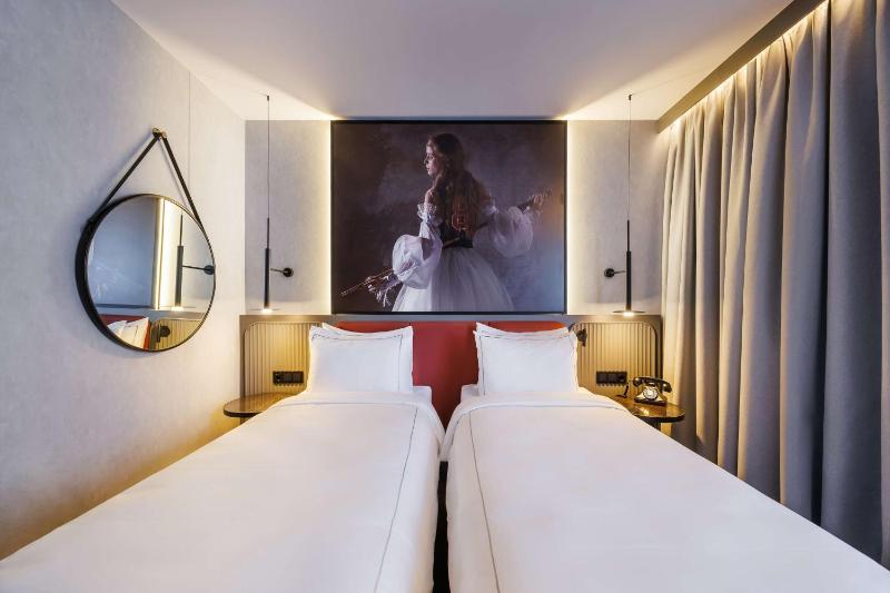 Standard Twin Room image 4