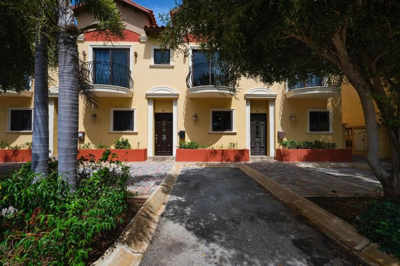 3 minutes from best beaches in Aruba! Luxury Tropical Townhouse at Gold Coast Aruba - image 9