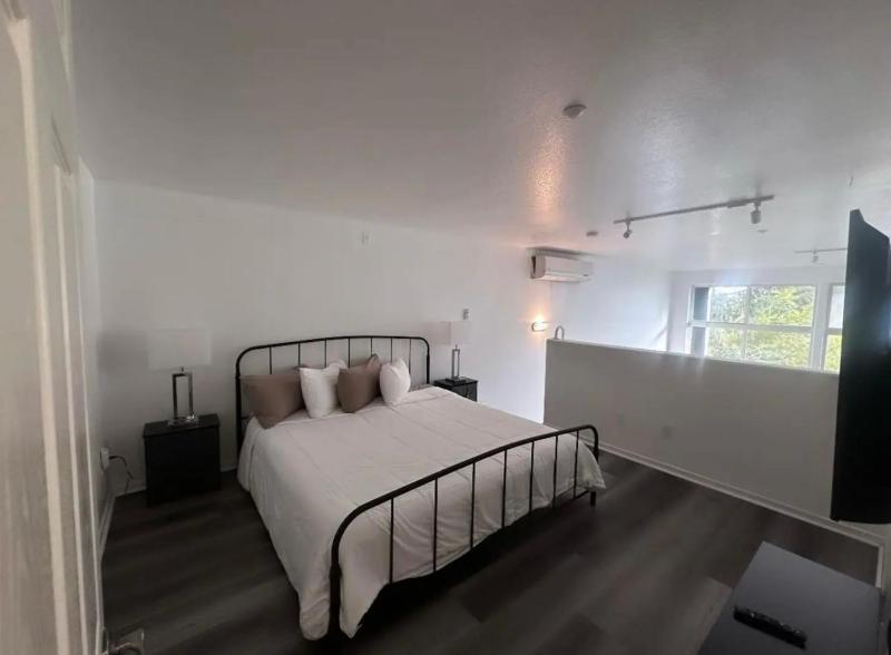 Beautiful Loft in Little Italy SD with Parking - image 13
