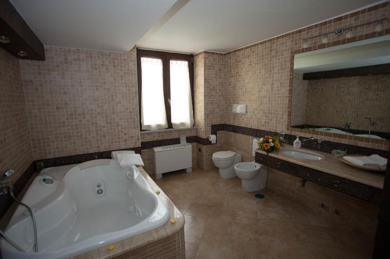 Suite with Spa Bath image 4