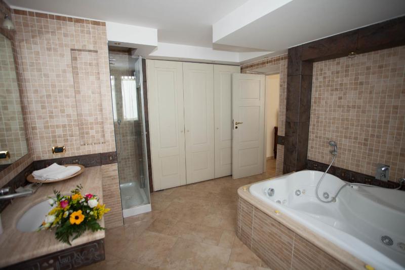 Suite with Spa Bath image 3