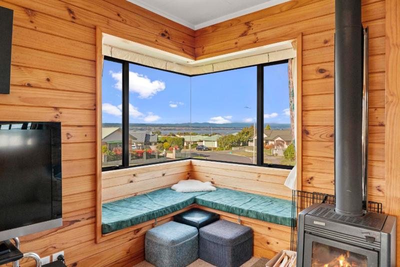 Getaway on Grove - Lake Taupo Holiday Home - image 9
