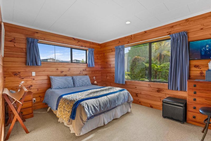Getaway on Grove - Lake Taupo Holiday Home - image 16