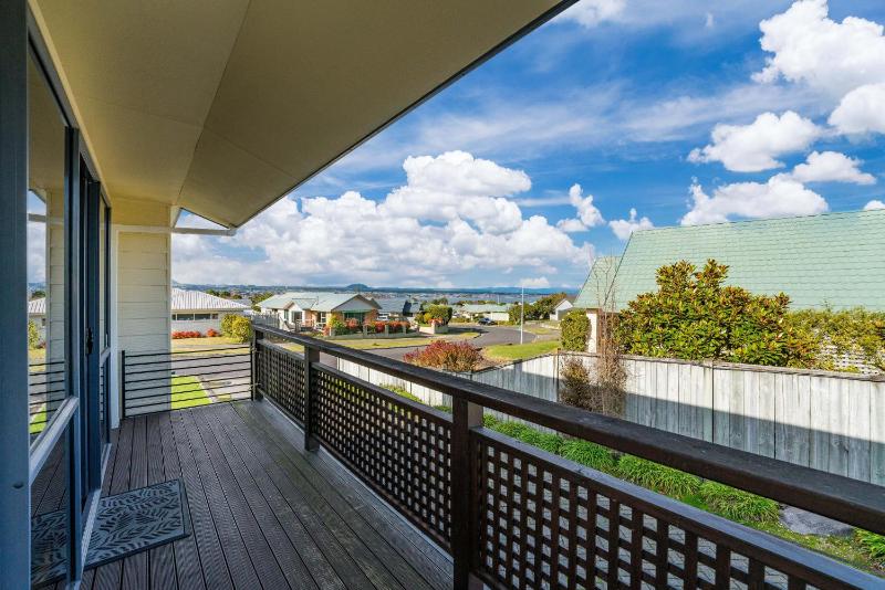 Getaway on Grove - Lake Taupo Holiday Home - image 1