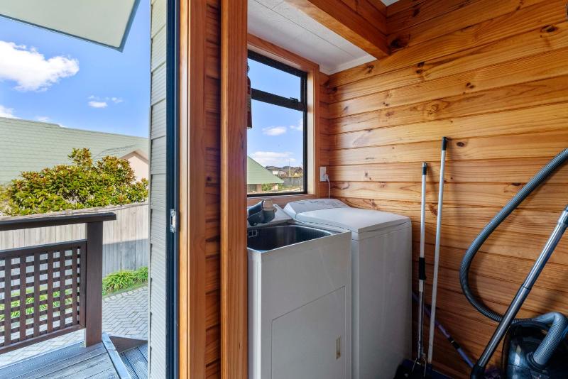 Getaway on Grove - Lake Taupo Holiday Home - image 5