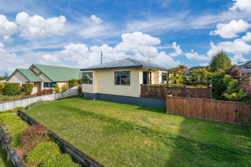 Getaway on Grove - Lake Taupo Holiday Home - image 12