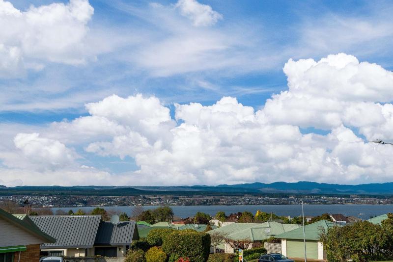 Getaway on Grove - Lake Taupo Holiday Home - image 6