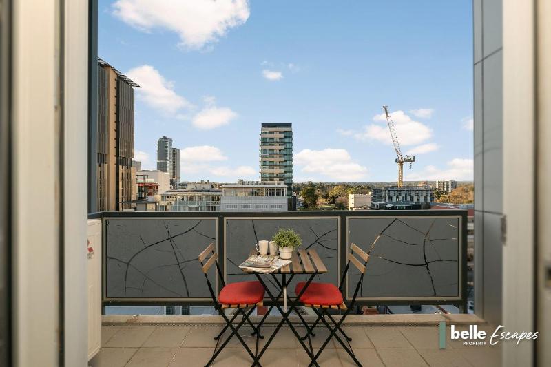 2 BR Apartment with Car Parking in City East - image 2