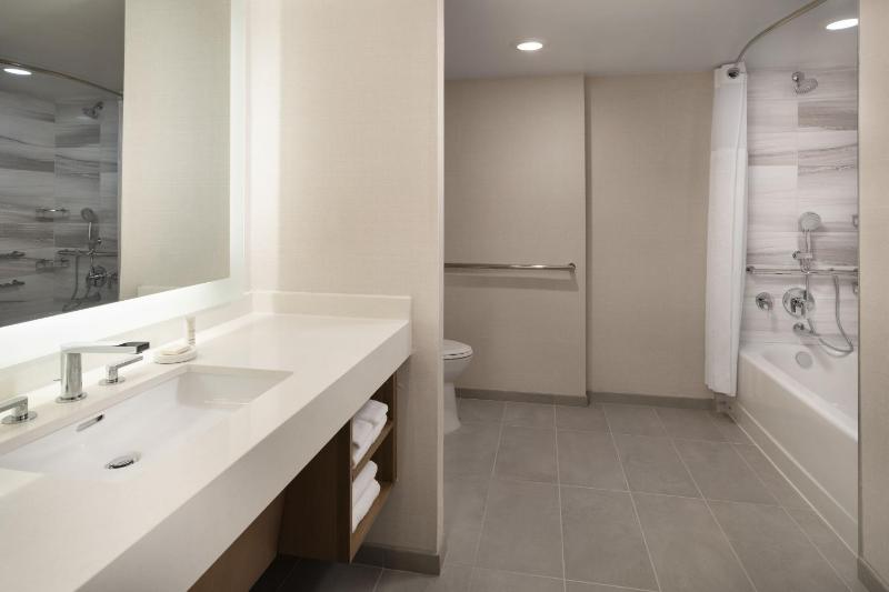 King Room with Tub - Mobility/Hearing Accessible image 2