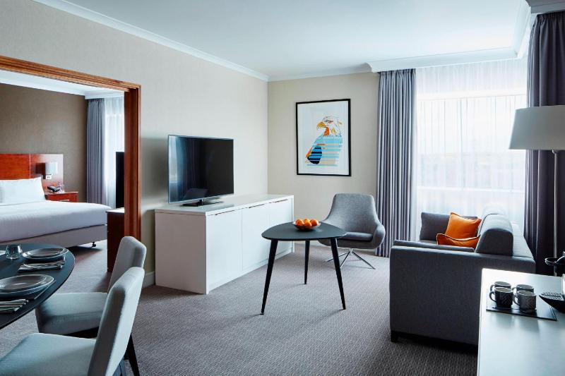 One-Bedroom Junior King Suite with Executive Lounge Access image 1