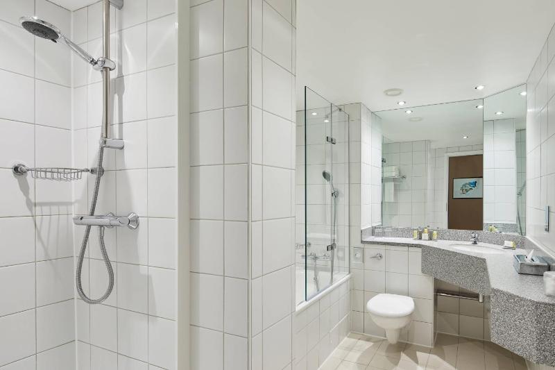 One-Bedroom Junior King Suite with Executive Lounge Access image 3