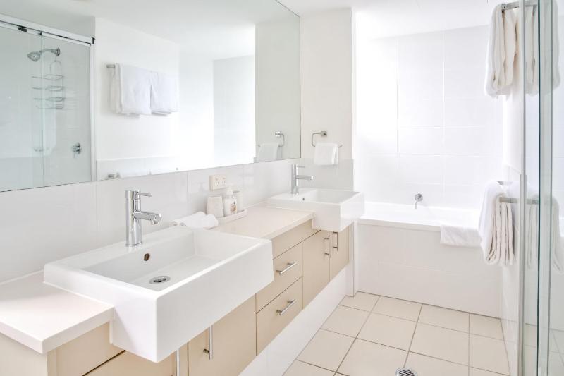 Hamptons Style Penthouse at Kings Beach - image 11