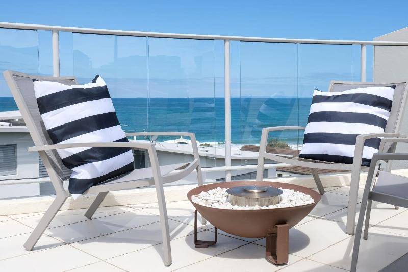 Hamptons Style Penthouse at Kings Beach - image 18