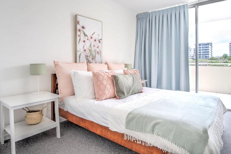 Hamptons Style Penthouse at Kings Beach - image 14