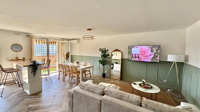 Modern & Cosy 3 Bedrooms train tramway Images