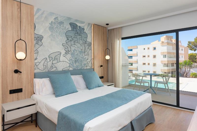 Standard Room with Side Sea View image 2