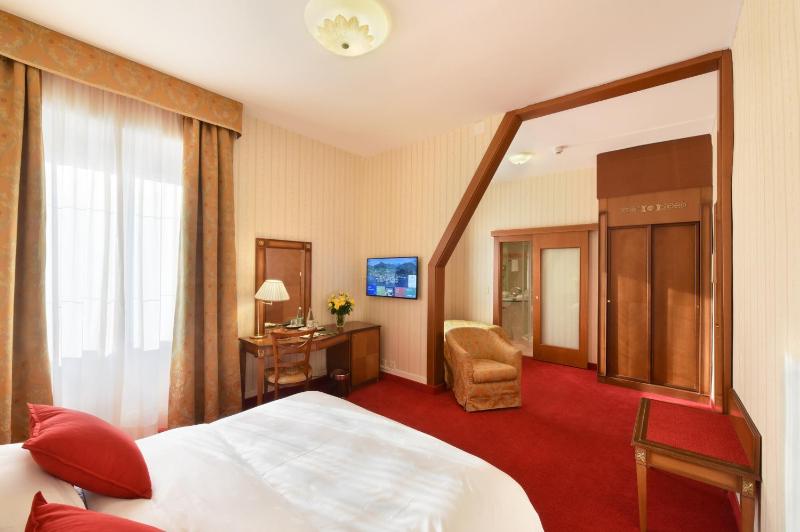 Standard Triple Room with City View image 4