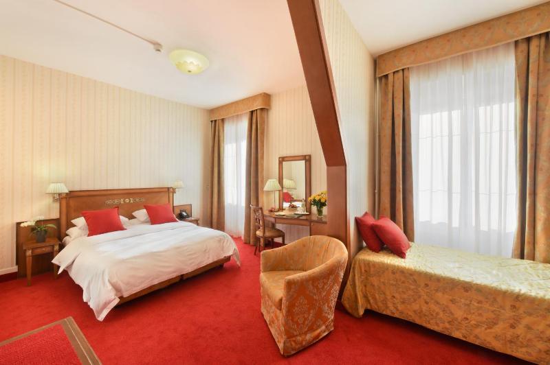 Standard Triple Room with City View image 3