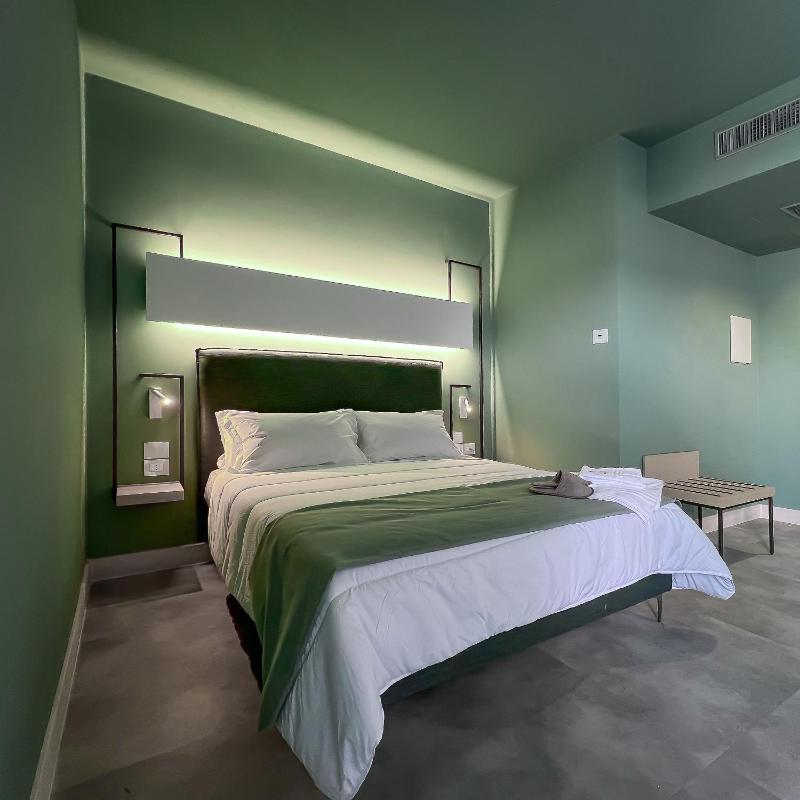 Deluxe Double Room with Balcony image 2